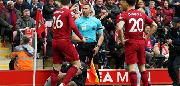 كلاتنبرج يدافع عن حكم مباراة ليفربول وآرسنال بعد اتهامه بالاعتداء على روبرتسون